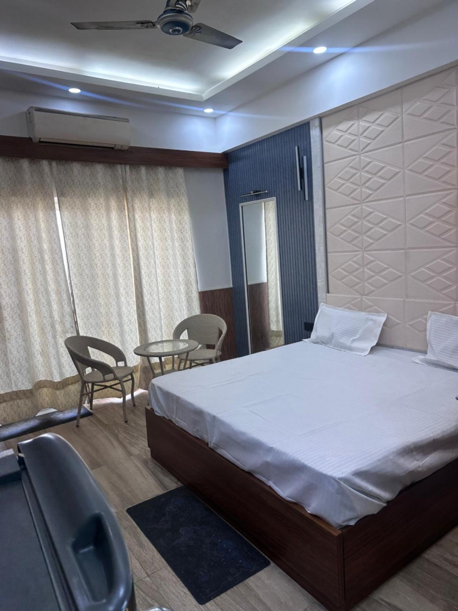Hotel Velvet Greater Noida Esterno foto